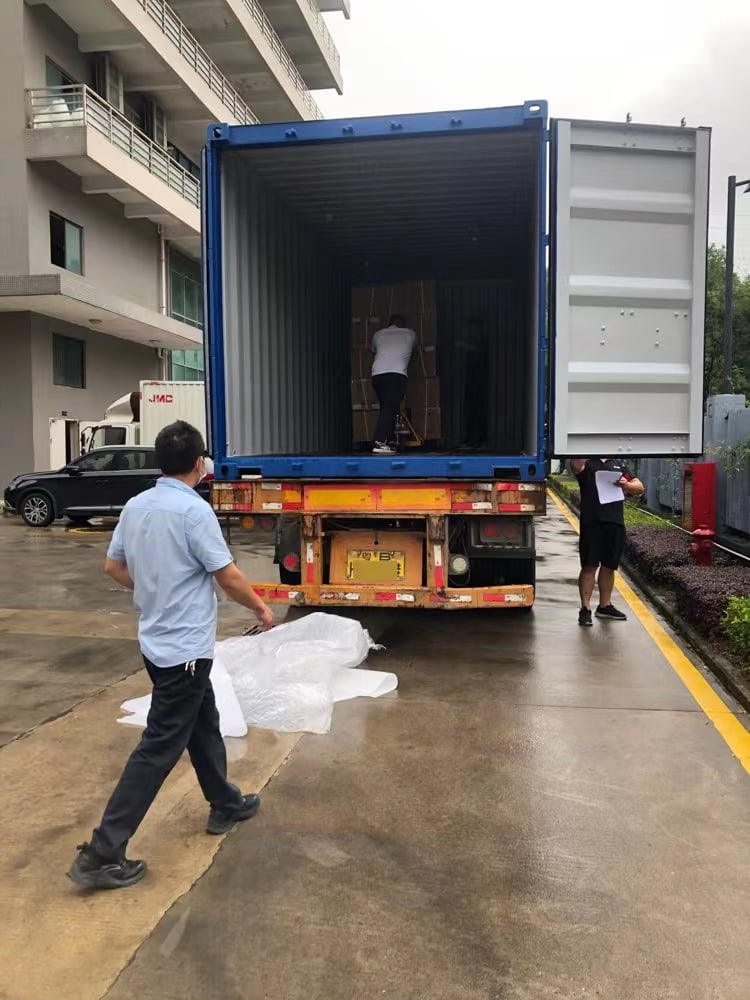 Loading container…in raining… - News - 4