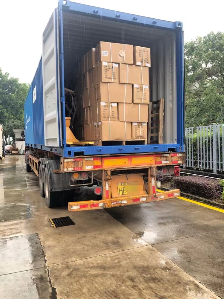 Loading container…in raining… - News - 6